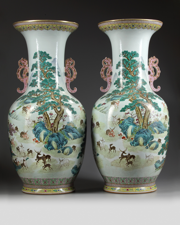 A PAIR OF LARGE CHINESE FAMILLE ROSE VASES, 19TH-20TH CENTURY