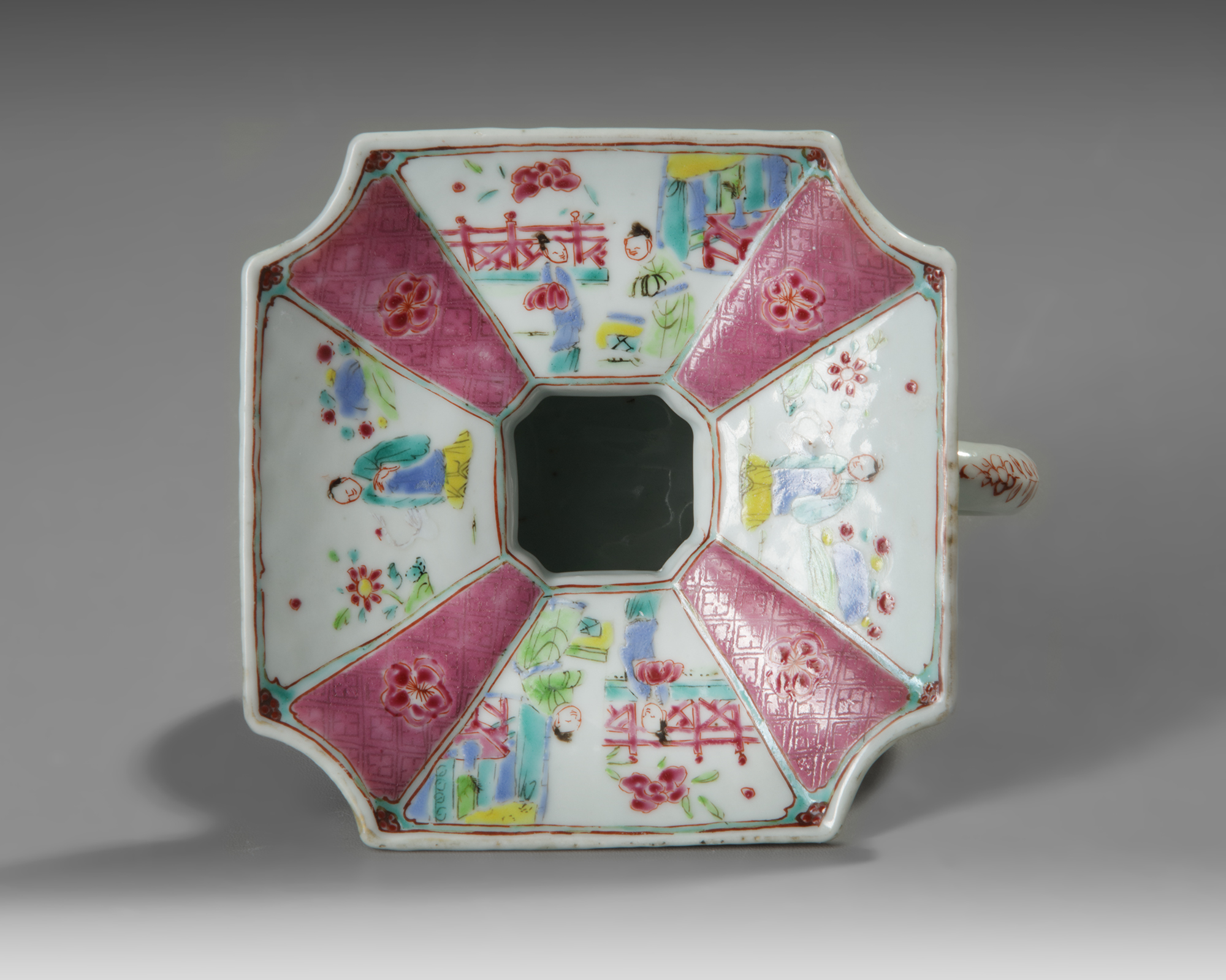 A CHINESE FAMILLE ROSE SPITTOON, CHINA, 18TH CENTURY