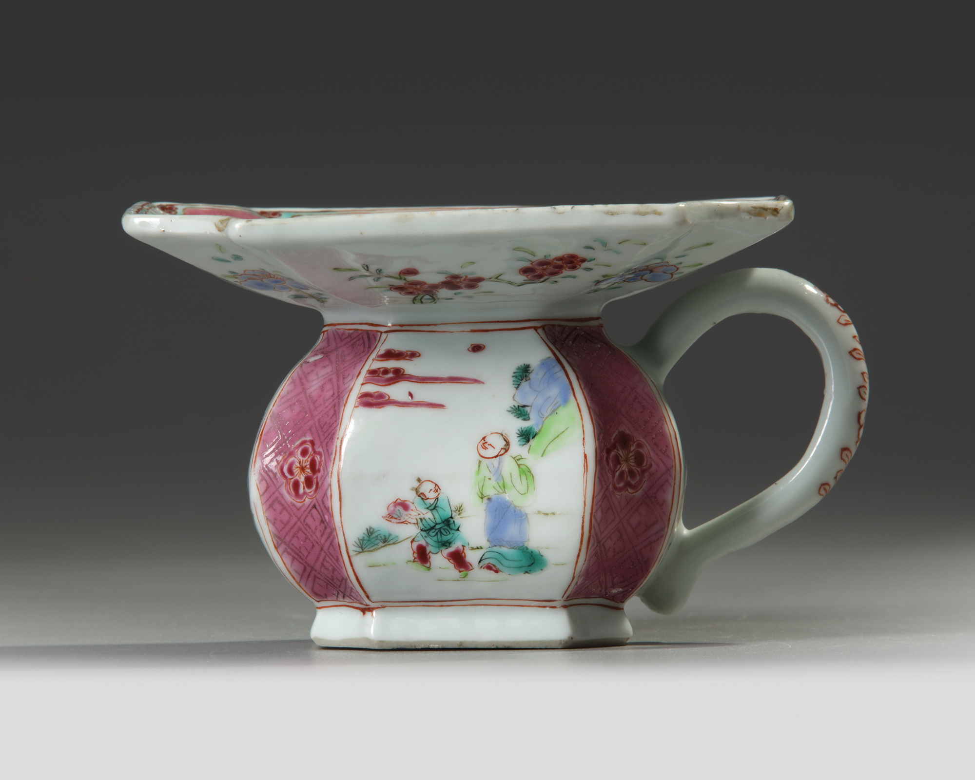 A CHINESE FAMILLE ROSE SPITTOON, CHINA, 18TH CENTURY