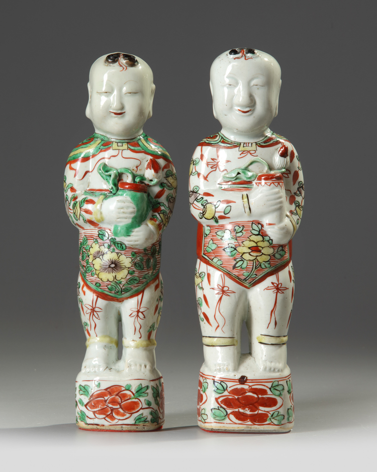 A PAIR OF CHINESE FAMILLE VERTE FIGURES OF BOYS, KANGXI PERIOD (1661-1722)