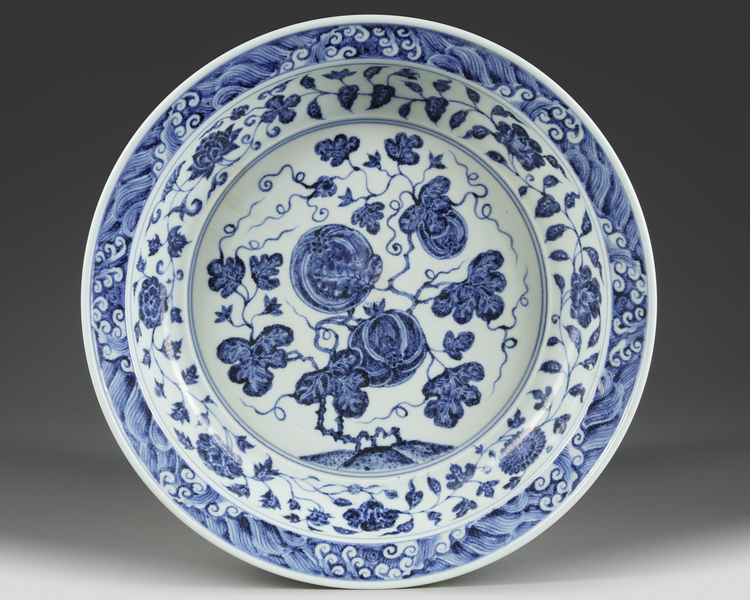 A LARGE CHINESE BLUE AND WHITE CHARGER, QING DYNASTY (1644-1911)