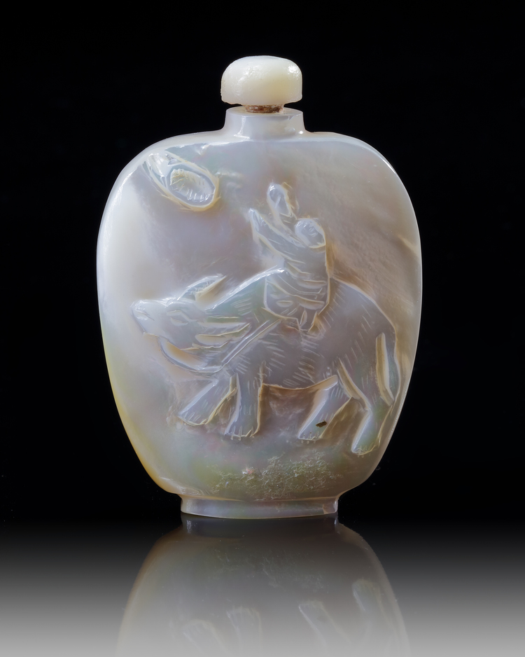 A CHINESE MOTHER-OF-PEARL SNUFF BOTTLE, 19TH-20TH CENTURY