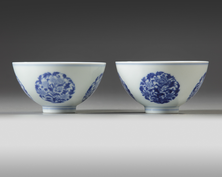 A PAIR OF CHINESE BLUE AND WHITE 'FLORAL' BOWLS
