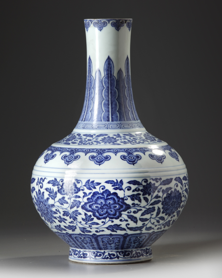 A CHINESE MING-STYLE BLUE AND WHITE BOTTLE VASE