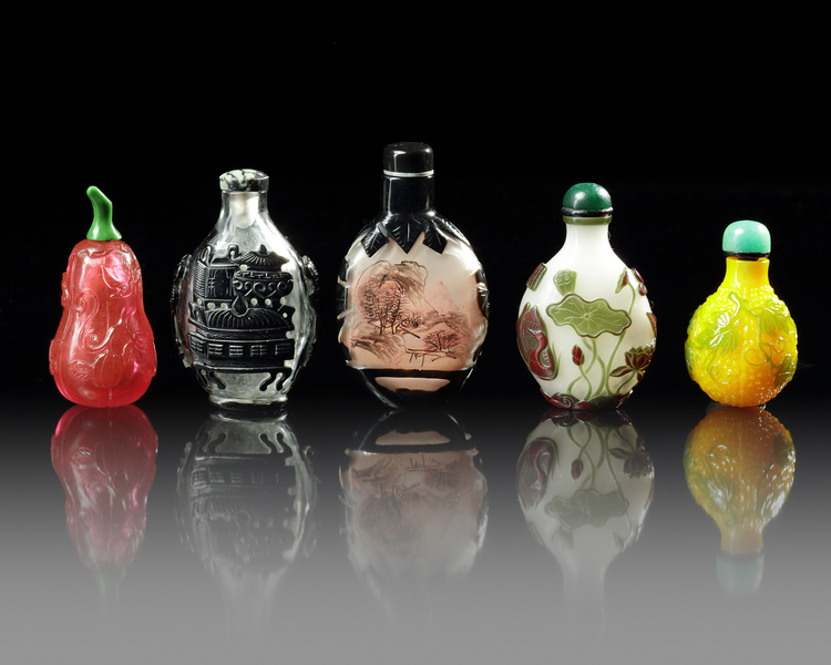 FIVE CHINESE GLASS SNUFF BOTTLES, 19TH-20TH CENTURY