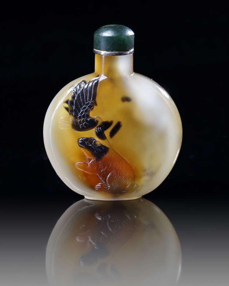 A CHINESE SHADOW AGATE 'EAGLE AND BEAR' SNUFF BOTTLE, 19TH CENTURY