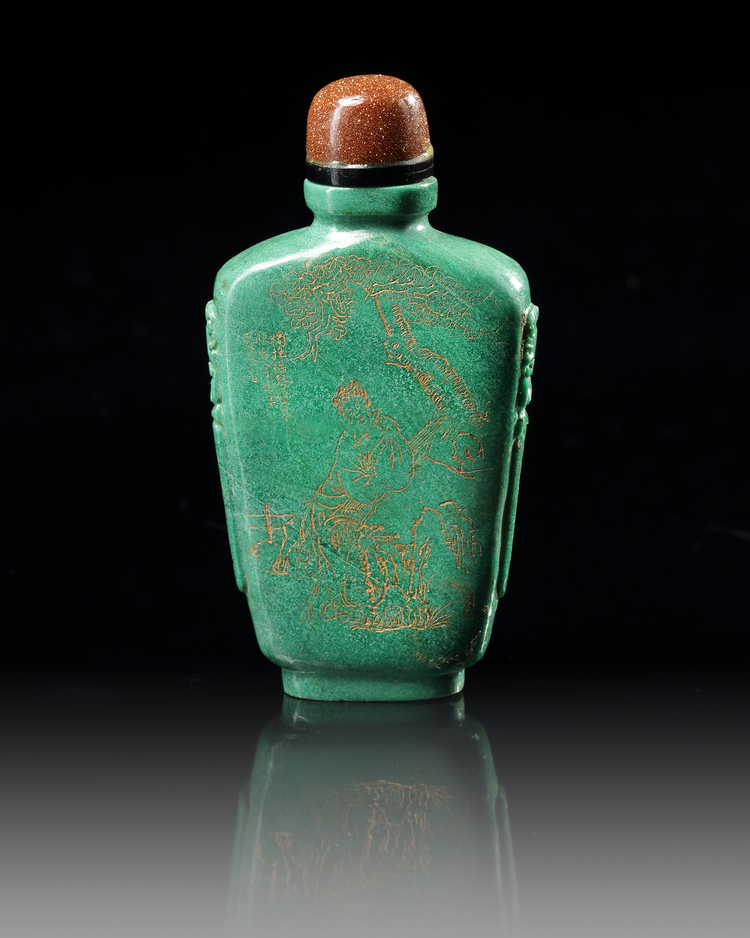 A CHINESE MALACHITE AND GILT DECORATED SNUFF BOTTLE
