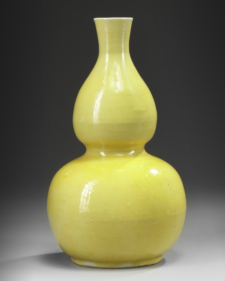 A CHINESE MUSTARD YELLOW GLAZED DOUBLE GOURD VASE