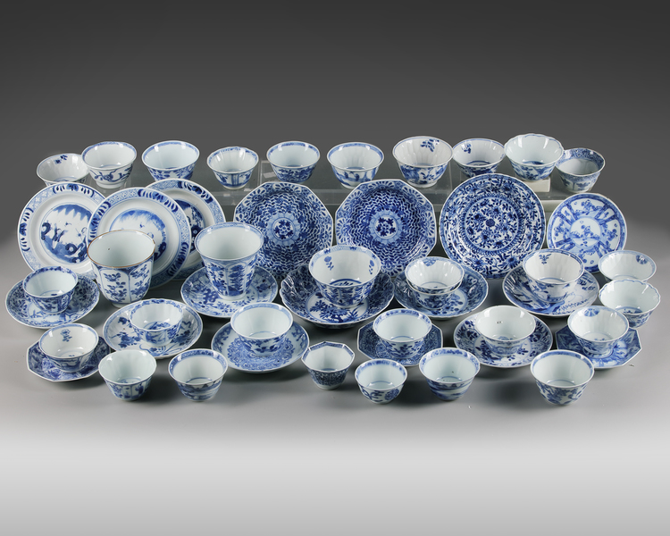 A GROUP OF THIRTY-ONE CHINESE BLUE AND WHITE CUPS AND EIGHTEEN SAUCERS