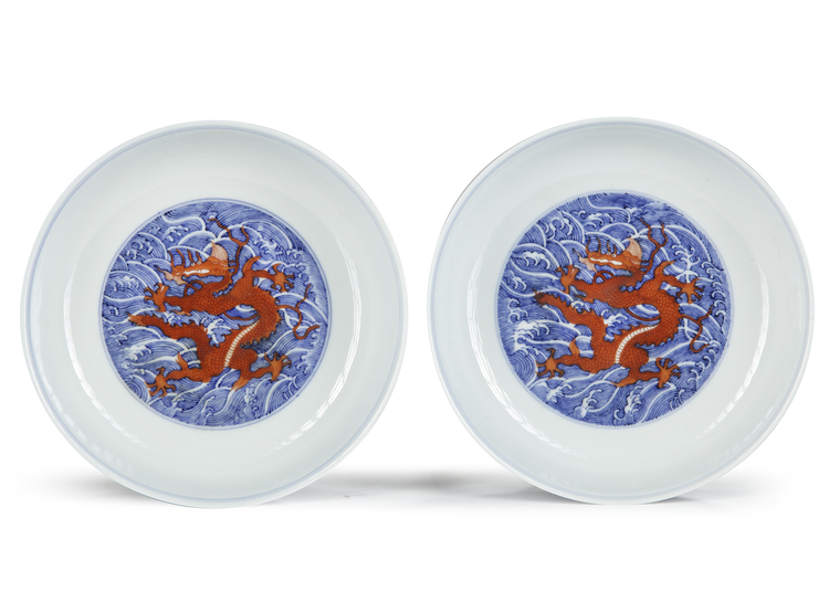A PAIR OF BLUE AND WHITE 'DRAGON' DISHES