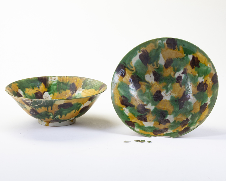 A PAIR OF CHINESE EGG-AND-SPINACH GLAZED BOWLS, KANGXI PERIOD (1661-1722)