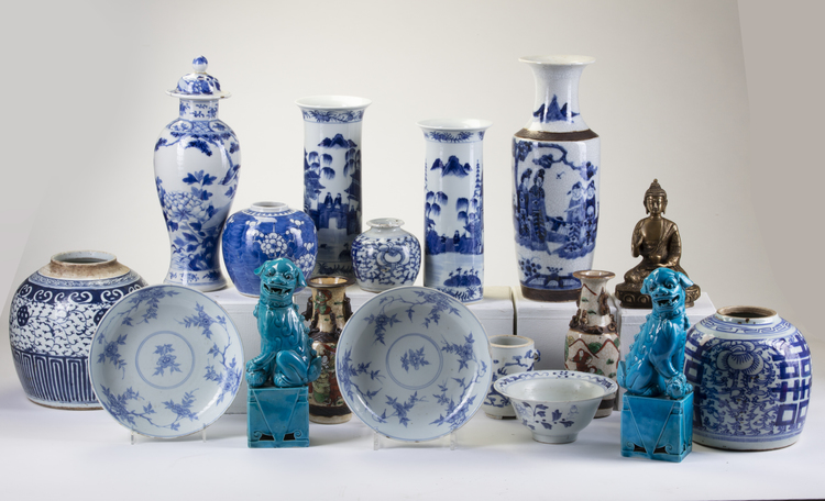 A LARGE GROUP OF VARIOUS CHINESE PORCELAIN WARES AND A BRONZE FIGURE