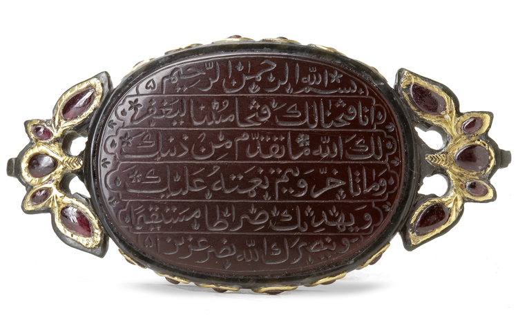 A RARE MUGHAL JADE AND INLAID PENDANT, BAZUBAND, 17TH CENTURY