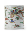 A CHINESE FAMILLE VERTE BRUSHPOT, LATE QING DYNASTY (1644-1912)