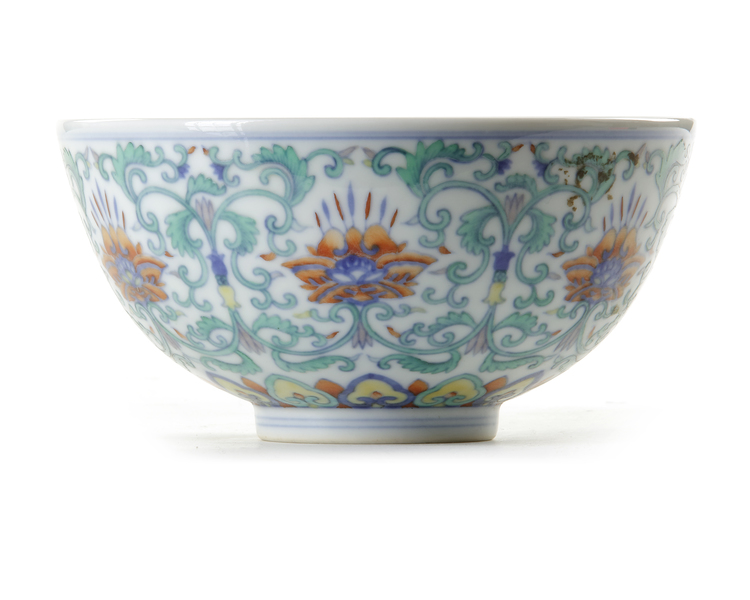 A CHINESE DOUCAI 'FLOWER SCROLL' BOWL, CHINA, QING DYNASTY (1644-1911)