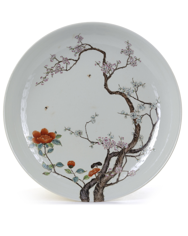 A LARGE CHINESE FAMILLE ROSE CHARGER, QING DYNASTY (1644-1911)
