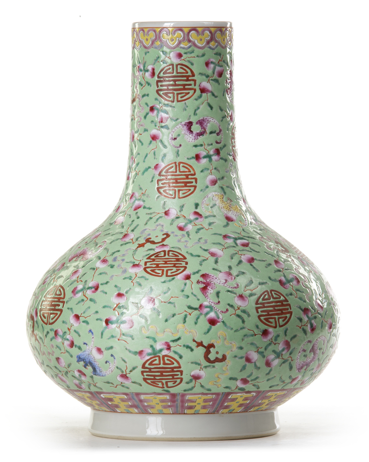 A CHINESE GREEN-GROUND FAMILLE ROSE VASE, CHINA, 19TH-20TH CENTURY