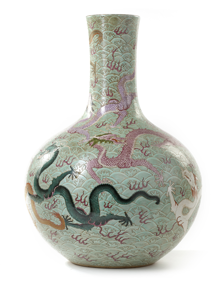 A LARGE CHINESE FAMILLE ROSE 'DRAGONS' BOTTLE VASE,CHINA, QING DYNASTY (1644-1911)