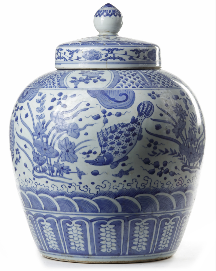 A CHINESE BLUE AND WHITE JAR AND COVER, QING DYNASTY (1644-1911)