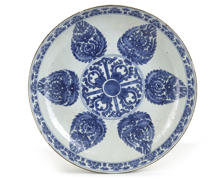 A LARGE CHINESE BLUE AND WHITE CHARGER FOR THE ISLAMIC MARKET, KANGXI PERIOD (1662-1722)