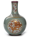 A GILT CHINESE FAMILLE ROSE BOTTLE VASE,CHINA, 19TH-20TH CENTURY