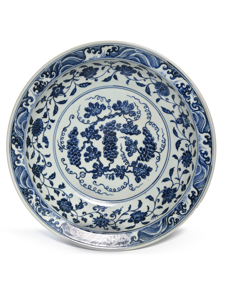 A CHINESE BLUE AND WHITE GRAPES DISH
