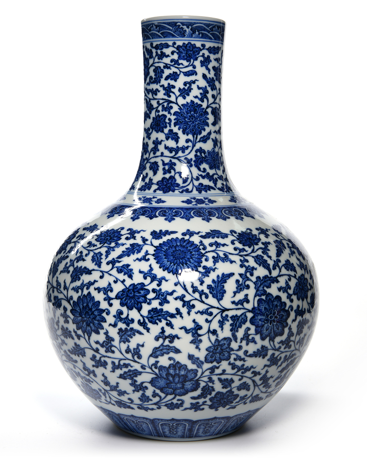 A CHINESE BLUE AND WHITE BOTTLE VASE, CHINA, 19TH-20TH CENTURY