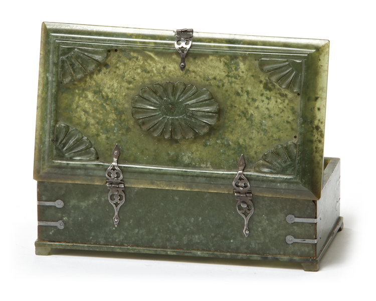 A JADE BOX WITH SILVER FITTINGS,19TH CENTURY