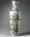 A LARGE CHINESE FAMILLE VERTE ROULEAU VASE, QING DYANSTY (1644-1911)