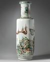 A LARGE CHINESE FAMILLE VERTE ROULEAU VASE, QING DYANSTY (1644-1911)