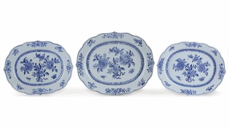 THREE CHINESE BLUE AND WHITE SERVING DISHES, QIANLONG PERIOD (1736-1795)