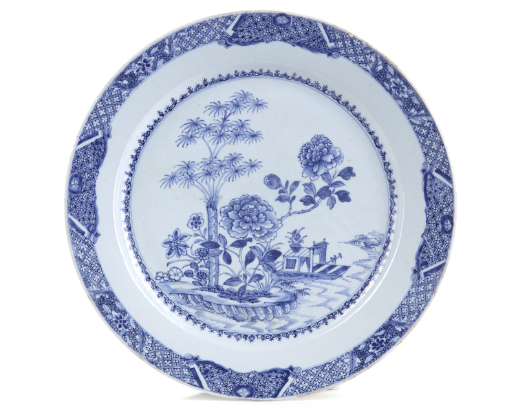 A LARGE CHINESE BLUE AND WHITE DISH, 18TH CENTURY