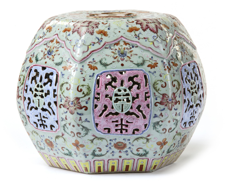 A CELADON GROUND FAMILLE ROSE PORCELAIN PILLOW, LATE QING DYNASTY
