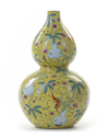 A CHINESE FAMILLE ROSE DOUBLE-GOURD VASE, CHINA, 19TH-20TH CENTURY