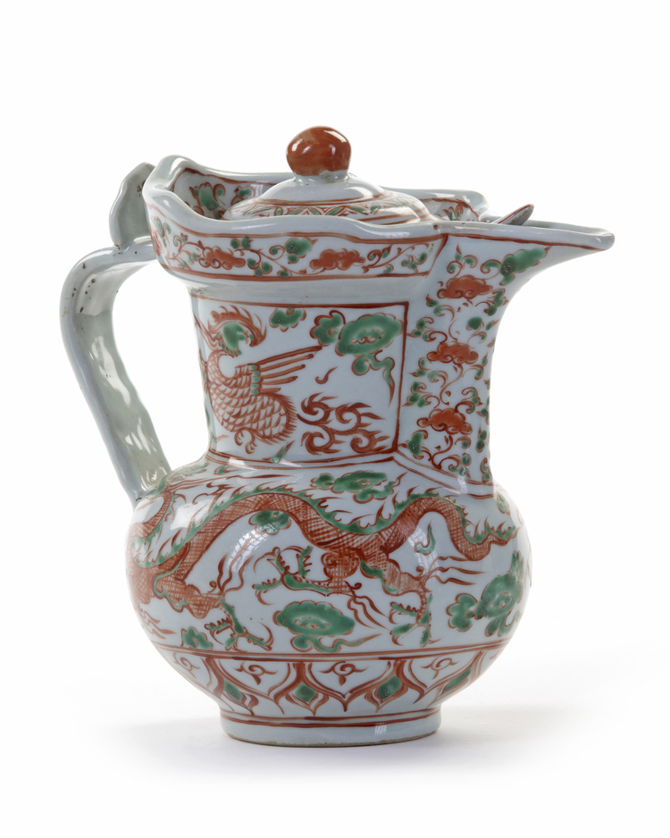 A CHINESE FAMILLE VERTE MONK'S CAP EWER AND COVER, QING DYNASTY (1644-1911)