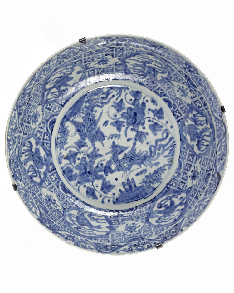 A LARGE CHINESE 'SWATOW' CHARGER, 16TH-17TH CENTURY