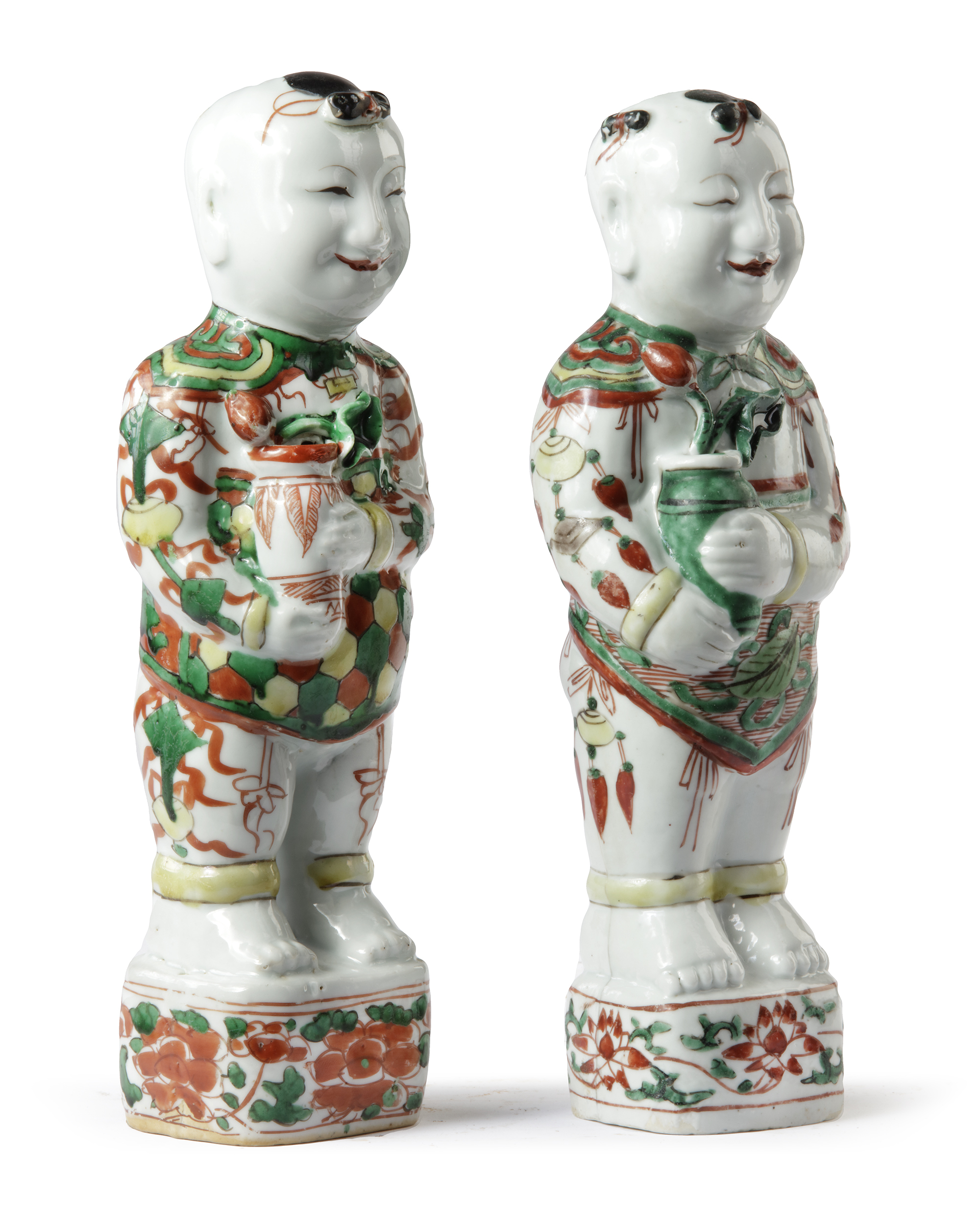 A PAIR OF CHINESE FAMILLE VERTE FIGURES OF BOYS, KANGXI PERIOD (1662-1722)