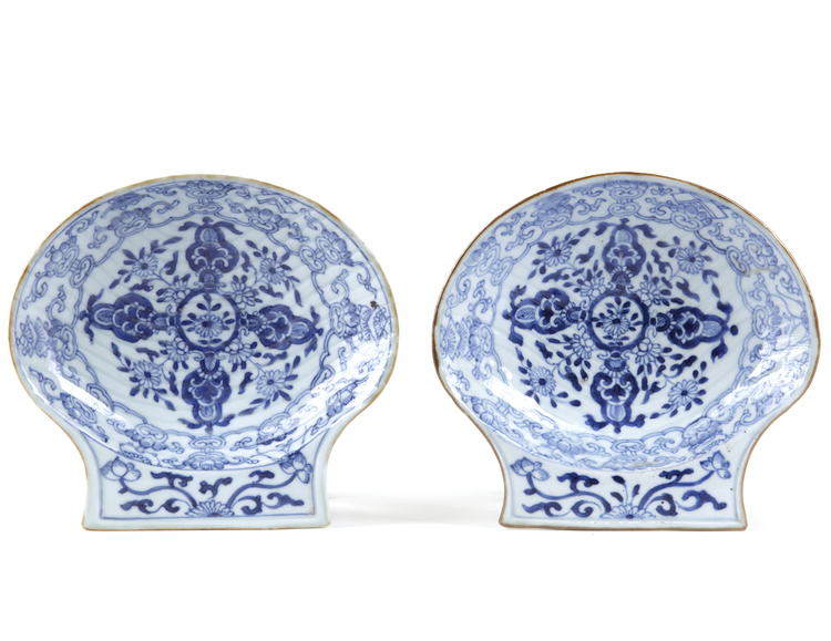 A PAIR OF CHINESE BLUE AND WHITE PORCELAIN SHELLS DISHES, 18TH CENTURY