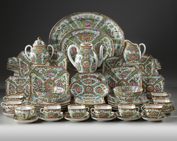 A CANTONESE PORCELAIN TABLEWARE SET, CHINA,  20TH CENTURY