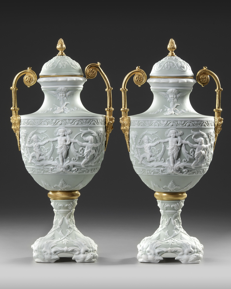A PAIR OF WEDGWOOD VASES, ENGLAND, 19TH CENTURY