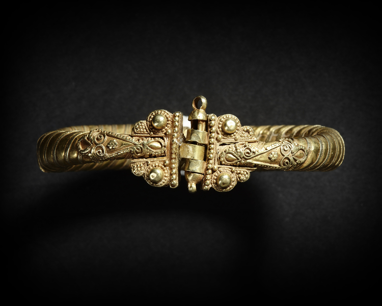 A TWISTED GOLD BRACELET, SELJUK,11TH-12TH CENTURY