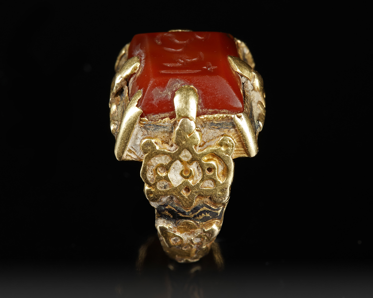 A SELJUK GOLD RING WITH ENGRAVED RED AGATE SEAL, ANATOLIA OR CENTRAL ASIA, 12TH-13TH CENTURY