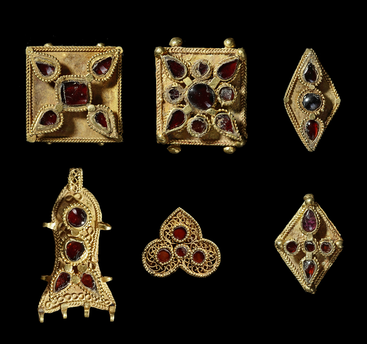SIX ISLAMIC GOLD PENDANTS, 12TH CENTURY