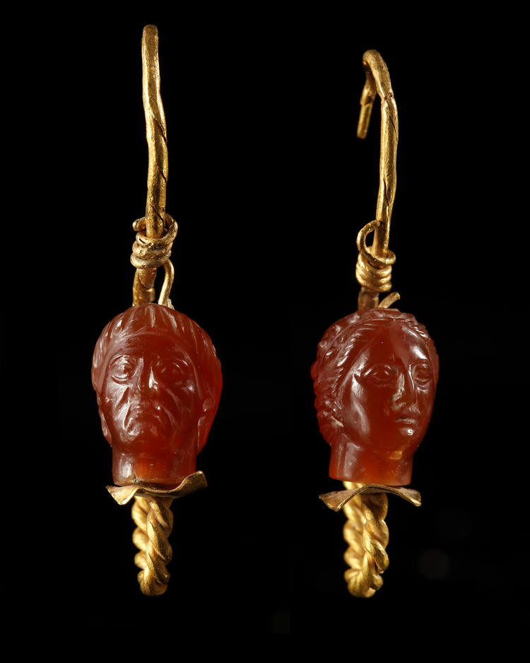 A PAIR OF HELLENISTIC EARRINGS IN GOLD AND CARNELIAN, 4TH/3RD CENTURY BC