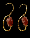 A PAIR OF HELLENISTIC EARRINGS IN GOLD AND CARNELIAN, 4TH/3RD CENTURY BC