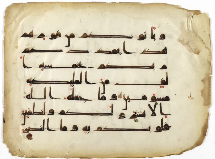 A LARGE  QURAN FOLIO IN KUFIC SCRIPT ON PAPER, NORTH AFRICA OR NEAR EAST, LATE 9TH-EARLY 10TH CENTURY
