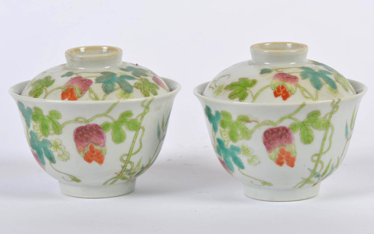 A PAIR OF CHINESE FAMILLE ROSE 'BITTER MELON BOWLS WITH COVER, 19TH-20TH CENTURY