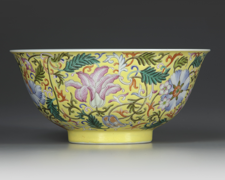 A CHINESE YELLOW-GROUND FAMILLE ROSE BOWL, QING DYNASTY (1644-1911)