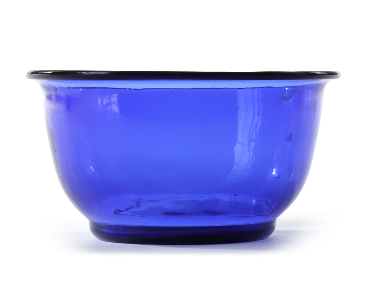 A CHINESE PEKING GLASS BOWL, 19TH CENTURY