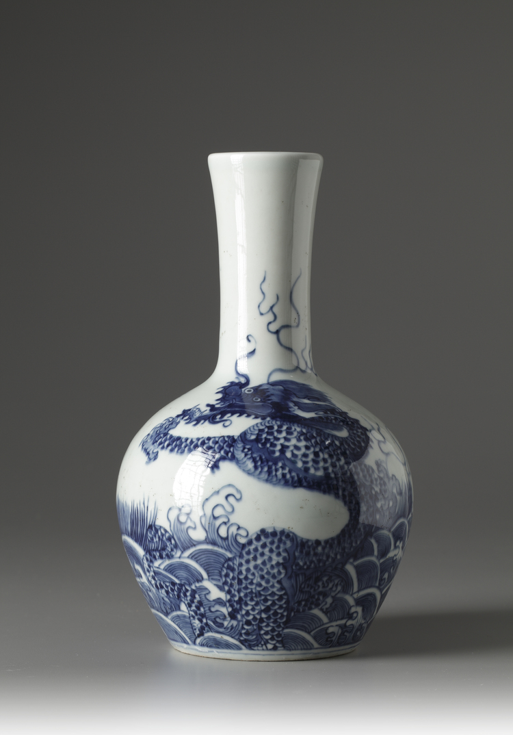 A CHINESE BLUE AND WHITE DRAGON VASE, 19TH/20TH CENTURY